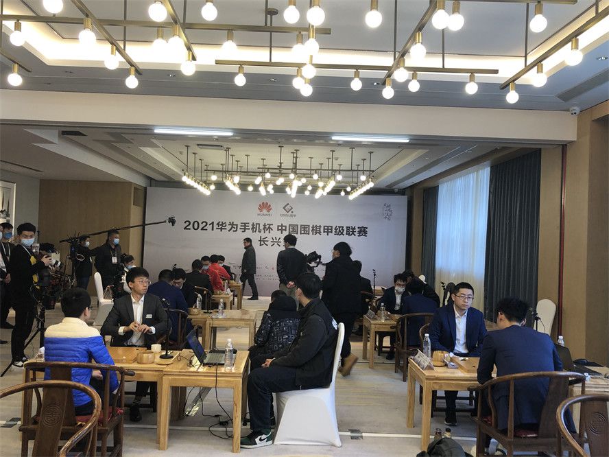 看什么房？不就是想叫自己过来、好跟自己显摆显摆他们要买汤臣一品了吗？马岚心里气得难受，但因为不敢不给萧家老大面子，只能跟老公一起赶过来当陪衬。